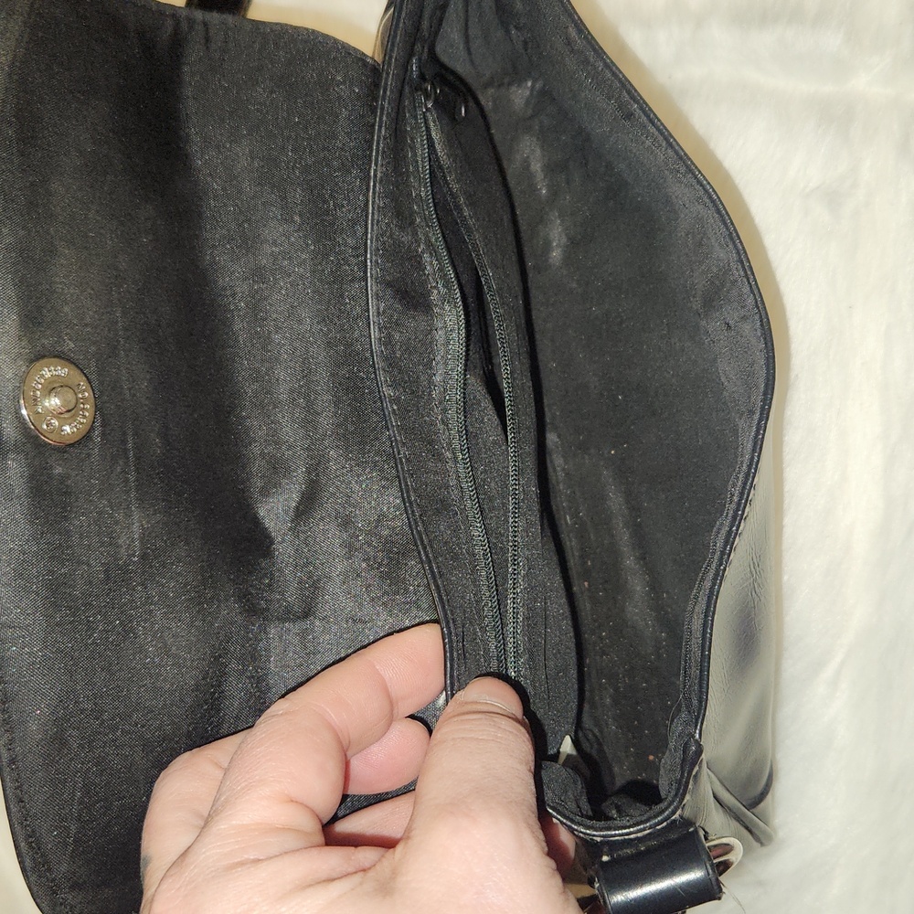 Elegant Black Shoulder Bag - Picture 6 of 8